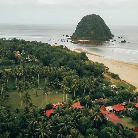 Hotel Mojosurf Camp Red Island Pasanggaran Exterior foto