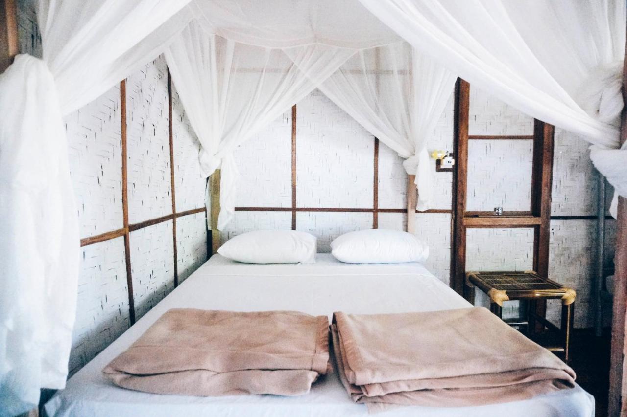 Hotel Mojosurf Camp Red Island Pasanggaran Exterior foto
