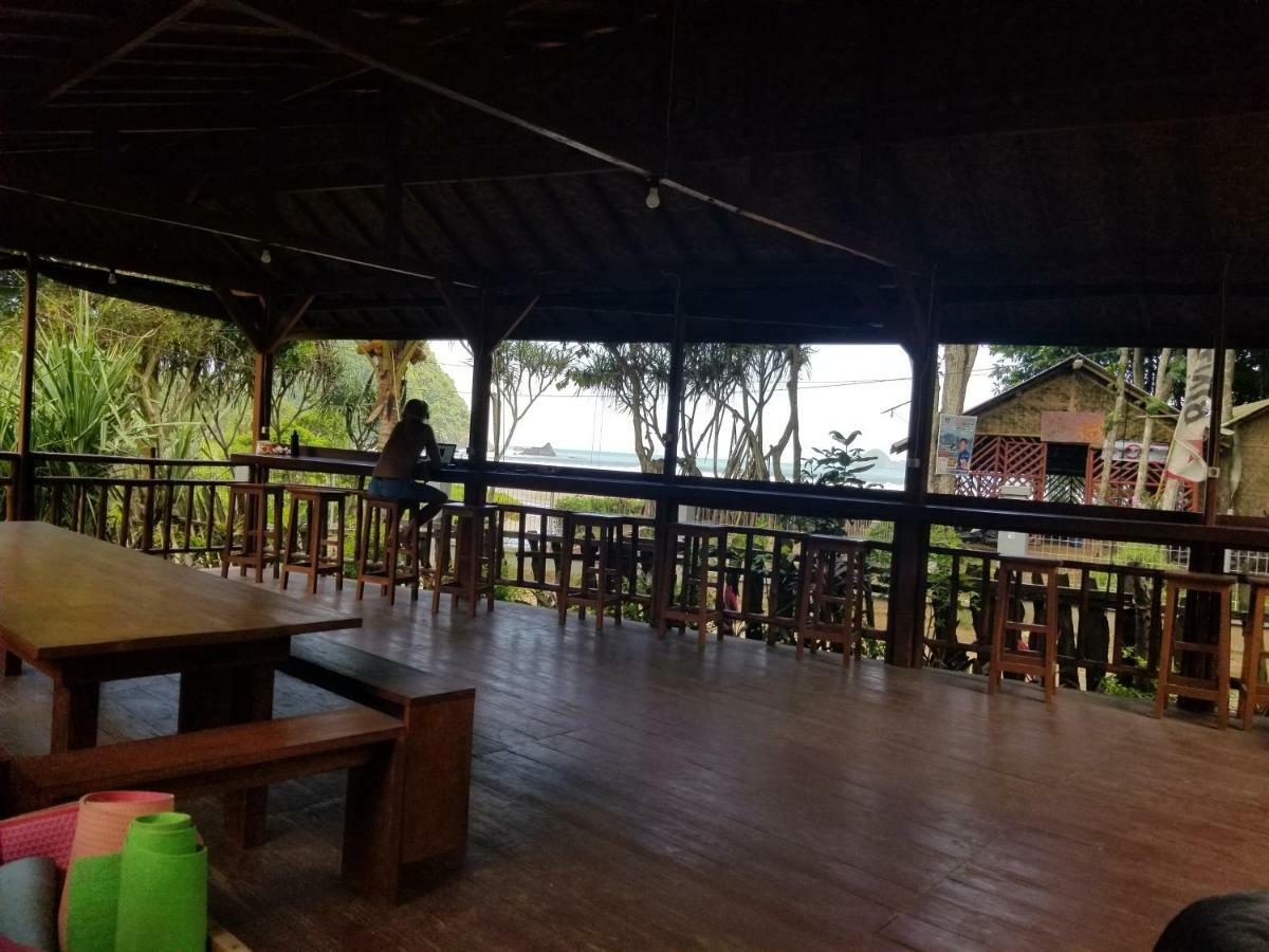 Hotel Mojosurf Camp Red Island Pasanggaran Exterior foto